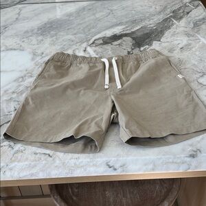 Vineyard Vines Men’s pull on shorts size small